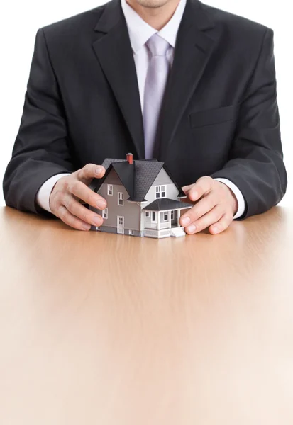 Biznesmen ręce wokół domu model architektoniczny — Zdjęcie stockowe