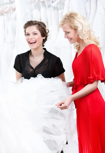 Två flickor diskutera klänningen — Stockfoto