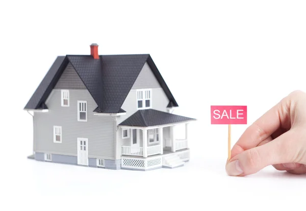 Domowe model architektoniczny z sprzedaży znak, na białym tle — Zdjęcie stockowe