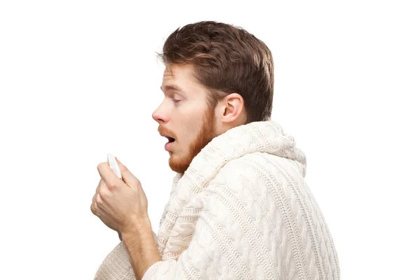 Φτέρνισμα νέος άνθρωπος που κρατά πετσετάκια — Φωτογραφία Αρχείου