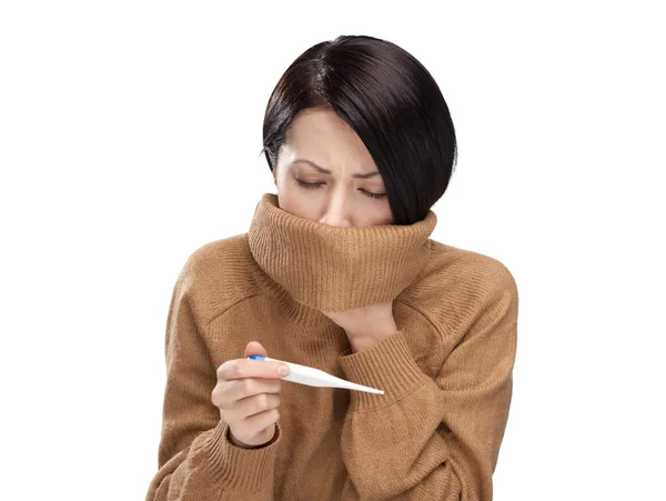 Una donna fredda con un termometro — Foto Stock