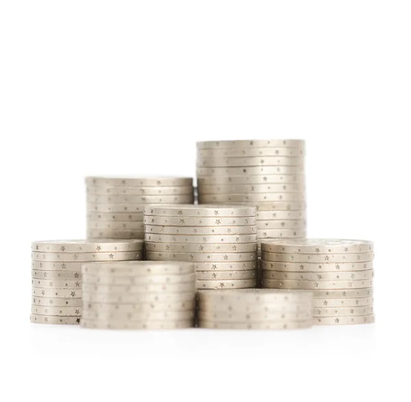 Серебряные монеты стоят вертикально в колоннах — стоковое фото