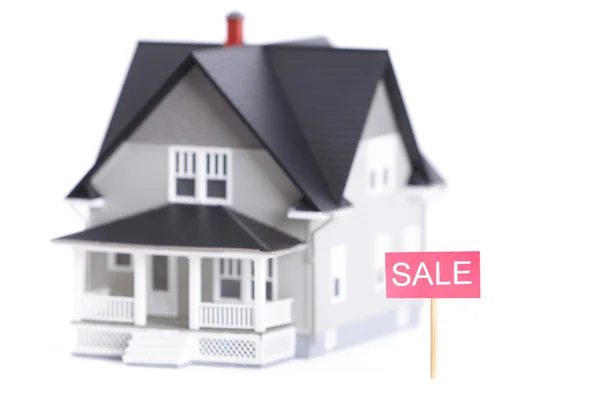 Home model met verkoop teken, geïsoleerd — Stockfoto