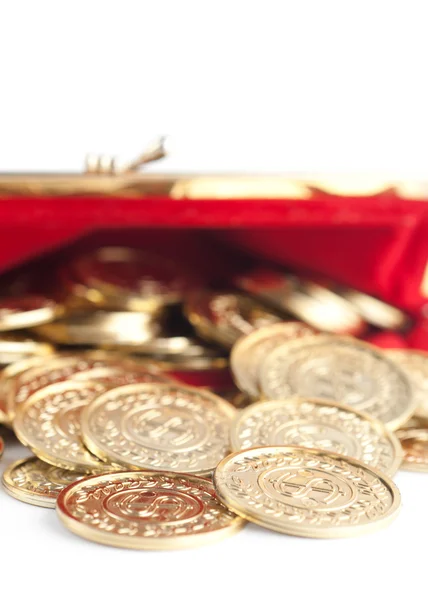 Verspreid zilver en goud munten zijn in rode portemonnee, geïsoleerd op wit — Stockfoto
