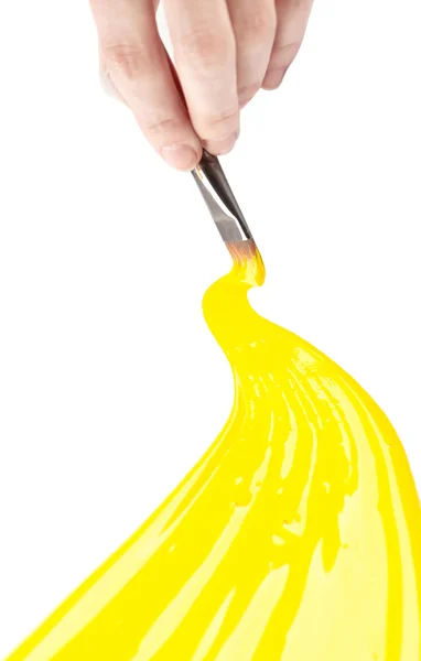 Рука рисует желтую линию кривой на белом — стоковое фото