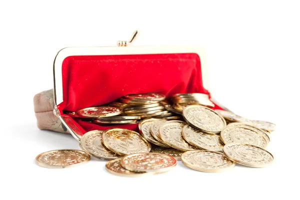 Les pièces d'argent et d'or éparpillées sont dans un sac rouge chaud ouvert, isolées sur du blanc — Photo