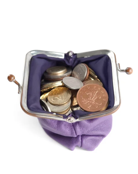 Фиолетовый бумажник полон серебряных, бронзовых и золотых монет, изолированных на белом фоне — стоковое фото