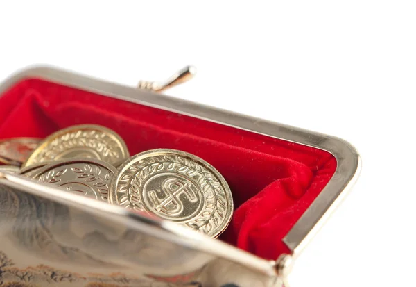 Moedas de prata e ouro espalhadas estão em bolsa vermelha quente, isoladas no fundo branco — Fotografia de Stock