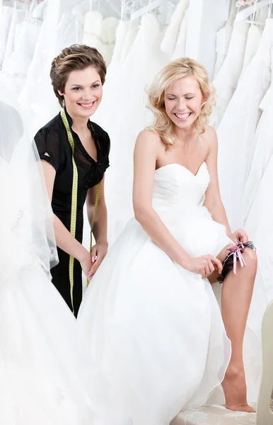 Smějící se budoucí nevěsta staví podvazky — Stock fotografie