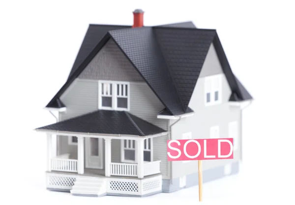 Huishoudelijke architectonisch model met verkocht teken, geïsoleerd — Stockfoto
