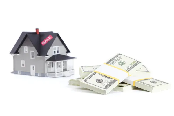 Izole ev mimari model önünde dolar demetleri — Stok fotoğraf