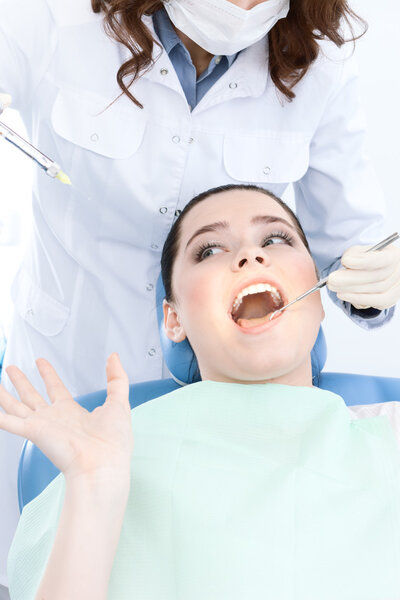 Пациент дантиста напуган.

