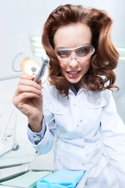 Dentist's assistant is ready to help him — Stock Photo, Image