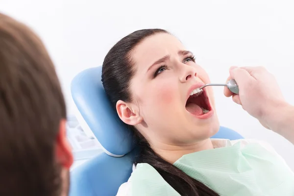 Стоматолог промывает полость рта пациента — стоковое фото