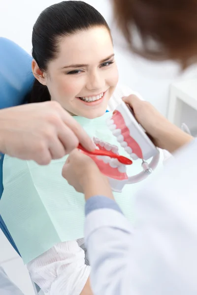 Teaching how to clean teeth correctly — Stock Photo, Image