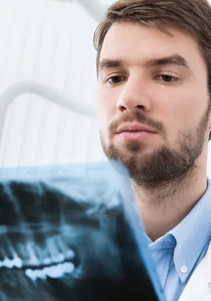 Tandläkaren undersöker x ray bilden — Stockfoto