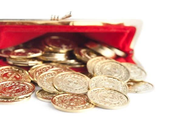 Рассеянные серебряные и золотые монеты в открытом красном кошельке, изолированные на белом фоне — стоковое фото