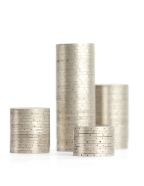 Silbermünzen werden senkrecht in Säulen aufgestellt — Stockfoto