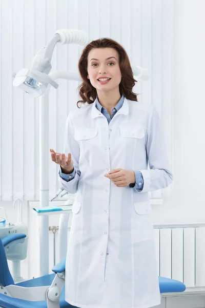Charismatic assistant will explain everything to the patient — Stock Photo, Image