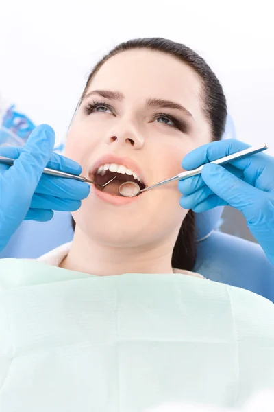 歯科医は患者の dentes を調べます — ストック写真