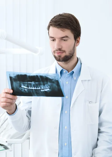 Dentista pensa sobre o roentgenograma — Fotografia de Stock