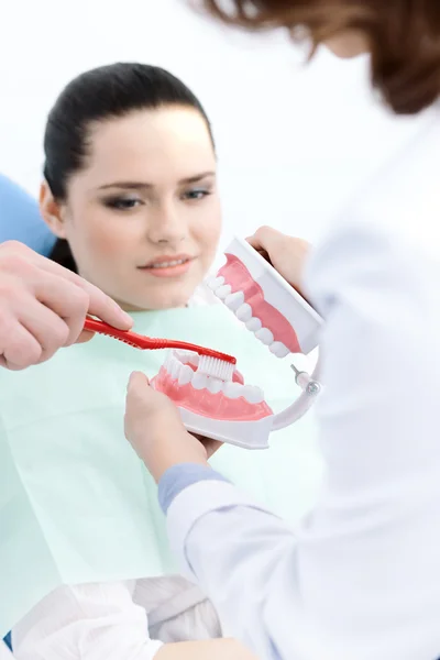 Обучение чистке зубов — стоковое фото