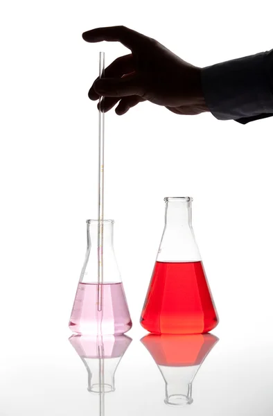 Dos frascos de laboratorio clásicos de Erlenmeyer con un líquido rojo —  Fotos de Stock