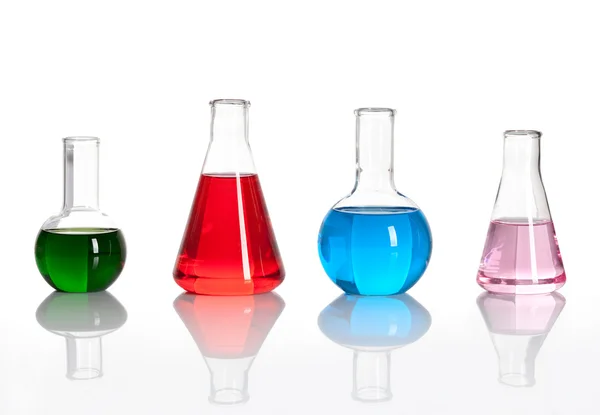 Gruppe von Laborflaschen mit einer farbigen Flüssigkeit — Stockfoto