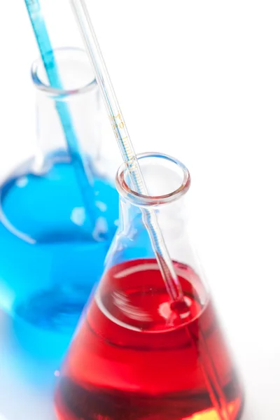 Dwie kolby laboratorium z kolorowych cieczy — Zdjęcie stockowe
