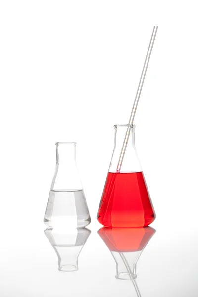 两个圆锥形玻璃烧瓶用红色液体 — 图库照片