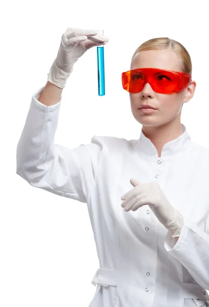Donna medico in occhiali mani una fiala — Foto Stock