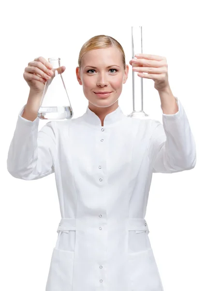 Lady médico mãos cilindro de medição e frasco — Fotografia de Stock