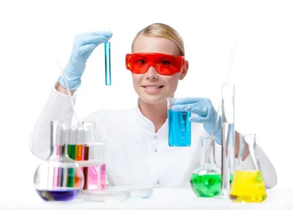 Female doctor does some experiments — Stock Photo, Image