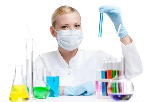 Női kémikus, a légzőkészülék tart egy üveg-kék folyadékkal — Stock Fotó