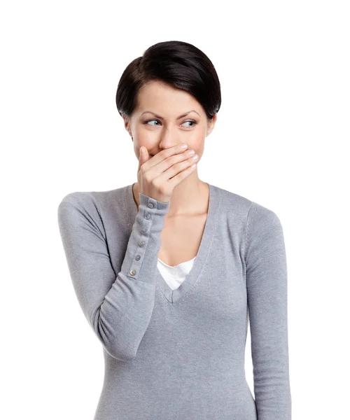 Kobieta chichocze obejmujące jej usta — Zdjęcie stockowe