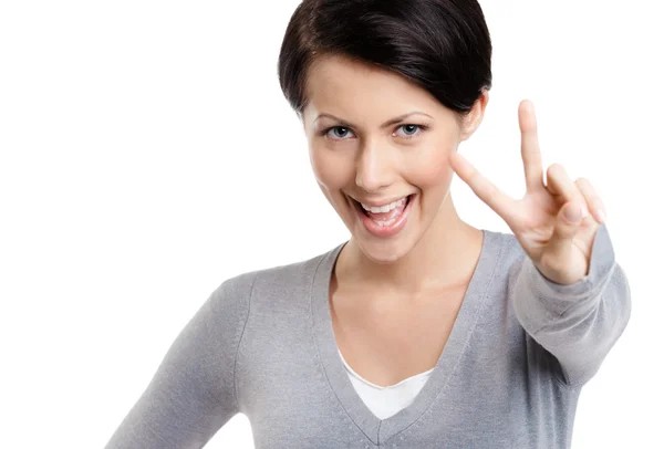 Veselý obličej žena ukazuje znamení vítězství — Stock fotografie