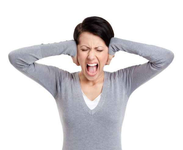 Закрывая уши руками и крича
