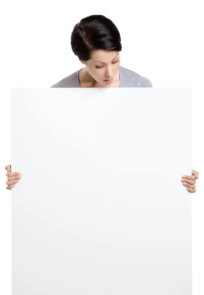 Kvinnan ger ett stort ark av vit kartong — Stockfoto