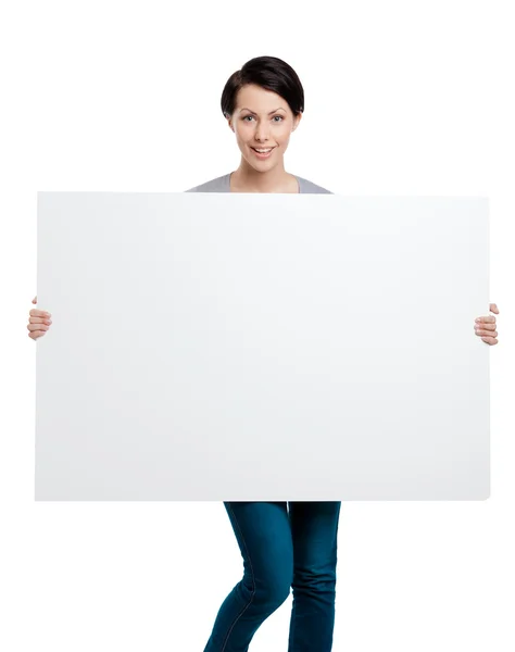 Bär ett stort ark av vit kartong — Stockfoto