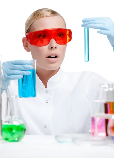 Wondered doctor in spectacles does some experiments — Stock Photo, Image