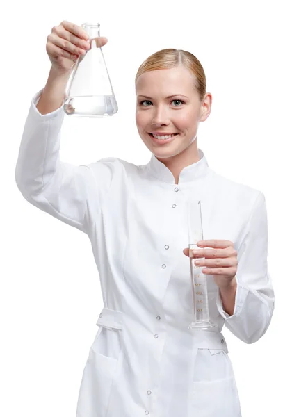 Lady médico mãos cilindro de medição e frasco Erlenmeyer — Fotografia de Stock