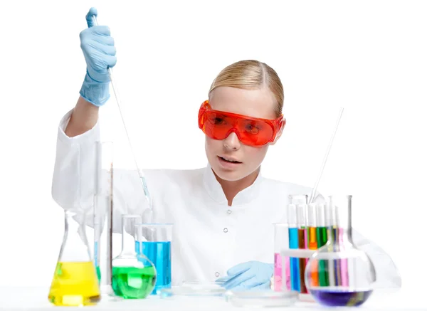 Female doctor makes an experiment — Stock Photo, Image