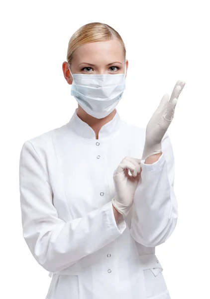 人工呼吸器、医療用手袋の女性医師 — ストック写真