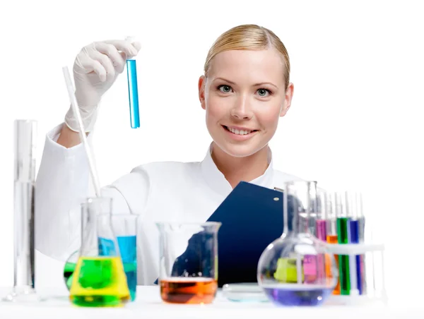 Medik výzkumník drží lahvičku plnou modrou kapaliny — Stock fotografie