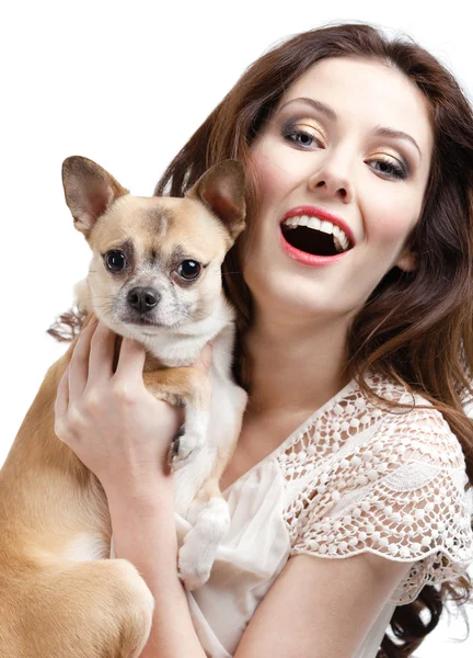 Όμορφη γυναίκα που κρατά στα χέρια ένα μικρό σκυλί κιτρινωπός — Φωτογραφία Αρχείου