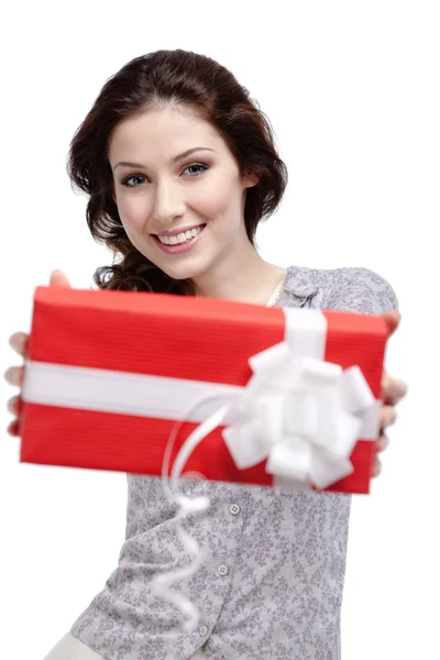 Jonge vrouw passeert een geschenk — Stockfoto