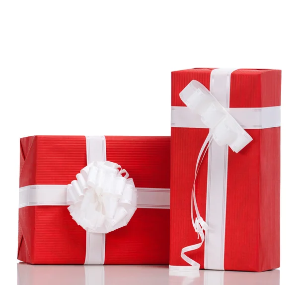 Zwei rote Schachteln mit Geschenken — Stockfoto