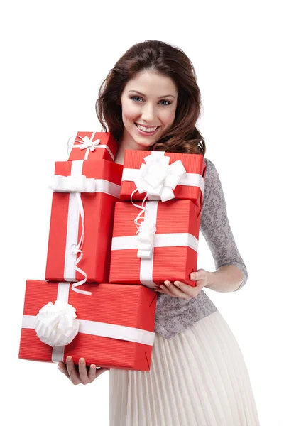 Hübsche Frau hält viele Geschenke in der Hand — Stockfoto