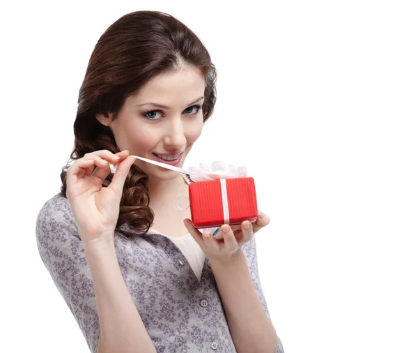 Jonge dame unwraps haar gift — Stockfoto
