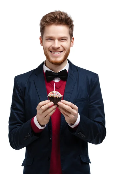 Mann im blauen Anzug hält kleine Torte — Stockfoto